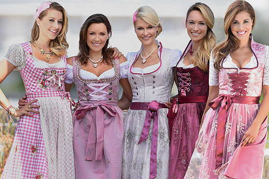 Wiesn-Styling von dresscoded.com, MAC und Aveda am 28. August 2015 in München: Karen Webb, Christine Theiss, Simone Ballack und Verena Kerth zeigen die Trachten- und Styling-Trends fürs Oktoberfest: Fesche Leihdirndl und Zöpfe sind Trumpf!  (©Foto. API)